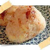 意外にハマる♪チーズおかかおにぎり